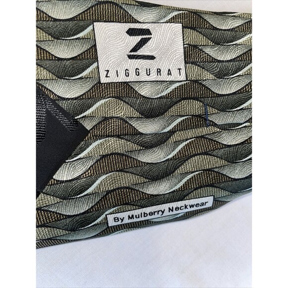 Ziggurat Men’s Dress Tie Size 57” Green Wavy Silk Business Formal Party - Picture 2 of 12